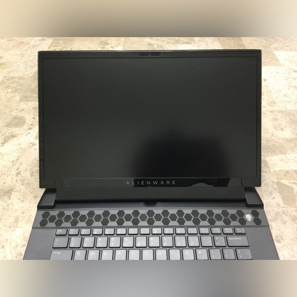 Alienware M15 R2 / GTX 1660 Ti / i5 9300H / 8GB RAM / 256GB SSD / Windows 11 Pro - Picture 10 of 10